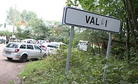 Kelias į mokyklą - 9 kilometrai mi&scaron;ko keliuku