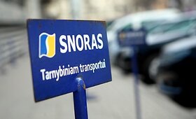 Bankininkų automobiliai prie &bdquo;Snoro&ldquo; banko