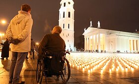 Katedros aik&scaron;tėje sekmadienį sužibo tūkstančiai žvakučių