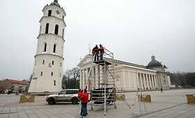 Vilniaus Katedros aik&scaron;tėje statoma Kalėdų eglė
