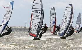Jėgos aitvarų ir burlenčių sporto entuziastai sieks greičio rekordų