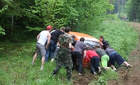 Vilniaus ralis 2011: &bdquo;Lada&ldquo; vairuotojui prireikė pagalbos