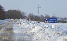 Stichijos gniaužtuose įkaltintas pamarys: apsemtas kelio &Scaron;ilutė-Rusnė ruožas.