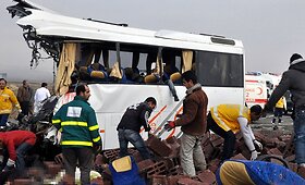 Turkijoje susidūrus autobusui su plytas vežusiu sunkvežimiu žuvo 24 žmonės