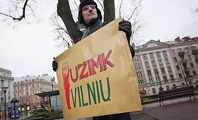 Judėjimas &bdquo;Užimk Vilnių&ldquo; surengė vie&scaron;ą masinio elgetavimo akciją
