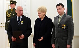 Prezidentūroje įteikti garbingi valstybės apdovanojimai laisvės gynėjams