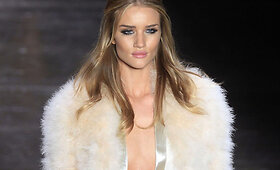 San Paulo mados savaitėje podiumu žengė aktorė Rosie Huntington-Whiteley