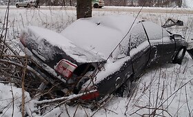 Vilniaus rajone rastas beveik perlūžęs &bdquo;Opel&ldquo; automobilis su vairuotojo palaikais
