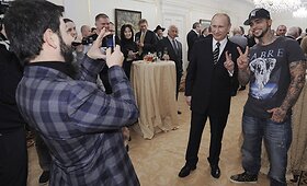 Vladimiras Putinas pergalę &scaron;ventė kartu su savo aktyviausiais rėmėjais