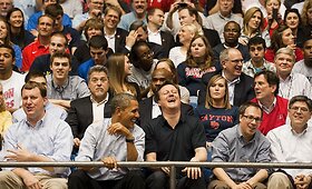 NCAA rungtynių žiūrovai &ndash; britų premjeras Davidas Cameronas ir Barackas Obama