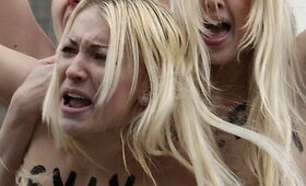 &bdquo;Femen&ldquo; aktyvistės Kijeve reikalavo žagintojams skirti griežčiausią bausmę