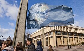Seimo rūmų Nepriklausomybės aik&scaron;tėje i&scaron;kelta Žemės vėliava