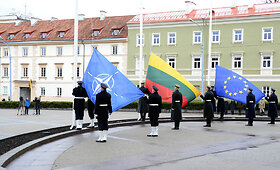 Vėliavų i&scaron;kėlimu paminėtos 8-osios Lietuvos įstojimo į NATO metinės
