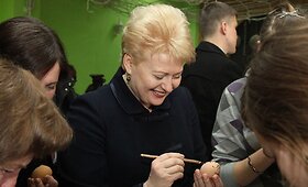 Dalia Grybauskaitė su Onu&scaron;kio miestelio bendruomene ruo&scaron;ėsi &Scaron;v. Velykoms 
