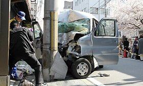 Japonijoje prie raudono &scaron;viesoforo nesustojęs mikroautobusas nutrenkė grupę pėsčiųjų 