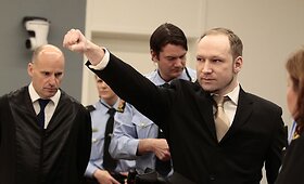 Į Oslo teismą atvežtas ekstremistas Andersas Behringas Breivikas 