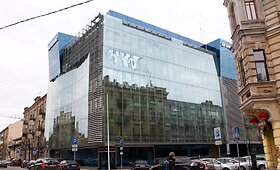 Grafiti pie&scaron;ėjų sudarkytas banko &bdquo;Snoras&ldquo; pastatas