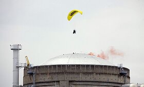 Prancūzijoje &bdquo;Greenpeace&ldquo; aktyvistai parodė, kokia nesaugi yra Biužės atominė elektrinė