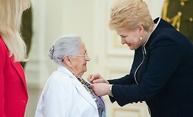 Dalia Grybauskaitė įteikė valstybinius apdovanojimus daugiavaikėms motinoms