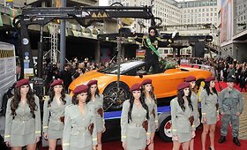 Auksiniu pistoletu ginkluotas filmo &bdquo;Diktatorius&ldquo; herojus į premjerą atvyko oranžiniu &bdquo;Lamborghini&ldquo;