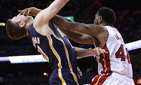 NBA rytų konferencijos pusfinalyje Majamio &bdquo;Heat&ldquo; krep&scaron;ininkai i&scaron;siveržė į priekį