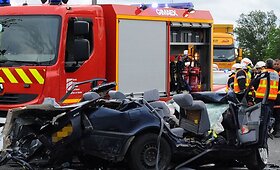 Prancūzijoje 3 žmonės žuvo susidūrus vilkikui, autobusiukui ir lengvajam automobiliui