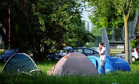 Italai baimindamiesi pakartotinių žemės drebėjimų nakvoja lauke