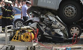 Kinijoje &scaron;iurpios avarijos metu autobusas sutrai&scaron;kė policijos automobilį