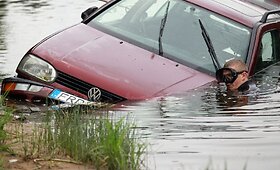 Vilniuje į Nerį įvažiavo automobilis