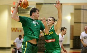 Arvydas Sabonis aik&scaron;telėje grūmėsi su Lietuvos rinktinės krep&scaron;ininkais