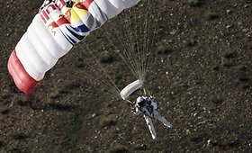 Felixas Baumgartneris atliko sėkmingą bandomąjį &scaron;uolį i&scaron; beveik 30 km auk&scaron;čio