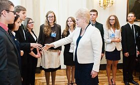 Dalios Grybauskaitės ir projekto &bdquo;Moksleiviai &ndash; į Vyriausybę&ldquo; dalyvių susitikimas prezidentūroje