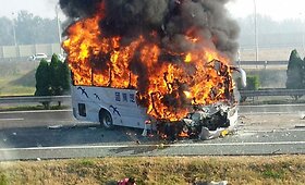 Kinijoje keleiviniam autobusui atsitrenkus į sunkvežimį žuvo mažiausiai &scaron;e&scaron;i žmonės