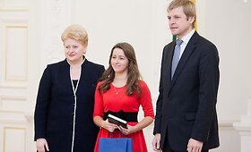 Prezidentė Dalia Grybauskaitė apdovanojo Konstitucijos egzamino nugalėtojus