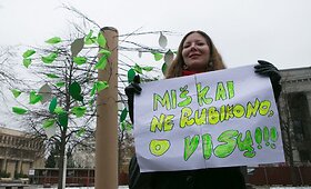 &bdquo;Neparduokite Lietuvos mi&scaron;kų&ldquo; &ndash; žaliųjų akcija prie Seimo