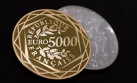 Prancūzijos sostinėje pristatyta 5000 eurų auksinė moneta