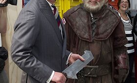 Naujojoje Zelandijoje gimtadienį &scaron;venčiantis princas Charlesas susitiko su filmo &bdquo;Hobitas&ldquo; kūrėjais