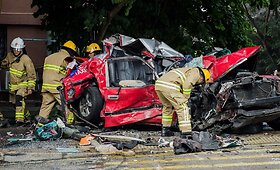 Honkonge dviauk&scaron;čiai autobusai per avariją sutrai&scaron;kė taksi automobilį