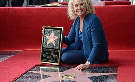 Holivudo &scaron;lovės alėjoje sužibo Carole King žvaigždė