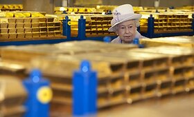 Karalienė Elizabeth II lankėsi Anglijos banke, kur laikoma aukso už 156 mlrd. dolerių