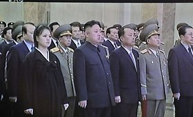 &Scaron;iaurės Korėjos lyderis Kim Jong-Unas pasirodė su besilaukiančia žmona Ri Sol-Ju