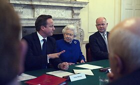 Didžiosios Britanijos karalienė Elizabeth II pirmą kartą dalyvavo vyriausybės posėdyje