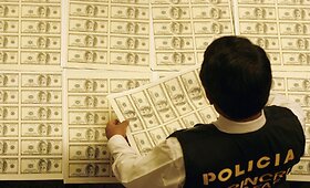 Peru sostinėje rasta nelegali euru ir dolerių spaustuvė