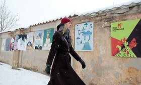 Ant Sereiki&scaron;kių parkos sienos studentai pakabino 60 socialinių plakatų