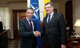 Premjeras Algirdas Butkevičius pietavo su NATO generaliniu sekretoriumi