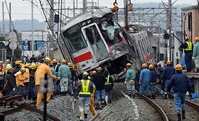 Japonijoje traukiniui susidūrus su sunkvežimiu sužeista 16 žmonių