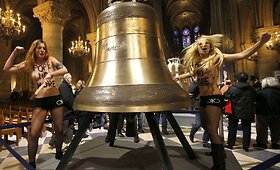 &bdquo;Femen&ldquo; nuogalės Paryžiuje džiaugėsi popiežiaus Benedikto XVI atsistatydinimu
