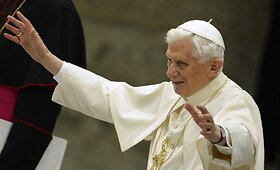 Popiežius Benediktas XVI pirmą kartą po prane&scaron;imo apie atsistatydinimą pasirodė vie&scaron;ai