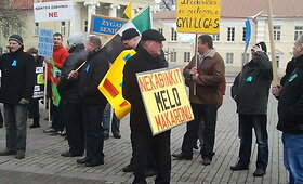 Prie prezidentūros surengtas protestas prie&scaron; skalūnų dujų žvalgybos ir gavybos projektą