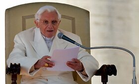 Tūkstančiai žmonių Vatikane susirinko į paskutinį susitikimą su popiežiumi Benediktu XVI